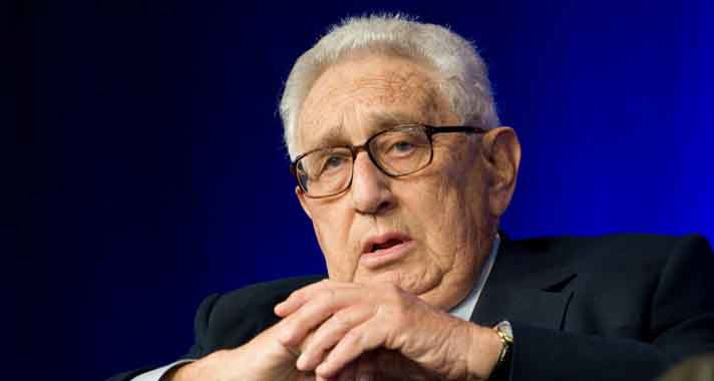 Ausgezeichneter Einsatz für Israel: Der frühere US-Außenminister Henry Kissinger erhält den Verdienstorden des israelischen Staatspräsidenten Schimon Peres.