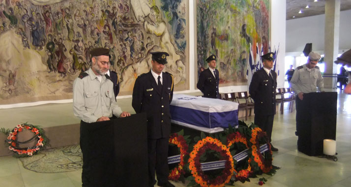 Der Sarg des siebenten israelischen Premierministers Jitzhak Schamir wurde am Montag in der Knesset aufgebahrt.