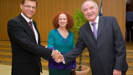 Generalkonsul Tibor Schalev Schlosser (l.), Gesandter Mordechai Isch-Schalom mit Partnerin Rivka Kraus