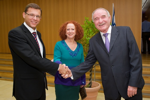 Generalkonsul Tibor Schalev Schlosser (l.), Gesandter Mordechai Isch-Schalom mit Partnerin Rivka Kraus