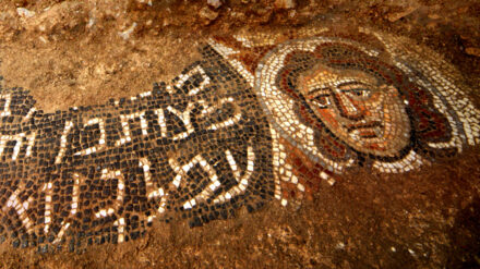 Auf dem Mosaik, das in der Nähe von Kapernaum entdeckt wurde, ist ein ausdrucksstarkes Frauengesicht abgebildet.