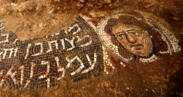 Auf dem Mosaik, das in der Nähe von Kapernaum entdeckt wurde, ist ein ausdrucksstarkes Frauengesicht abgebildet.