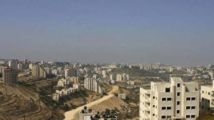 In Ramallah haben Hunderte Palästinenser gegen Verhandlungen mit Israel demonstriert.