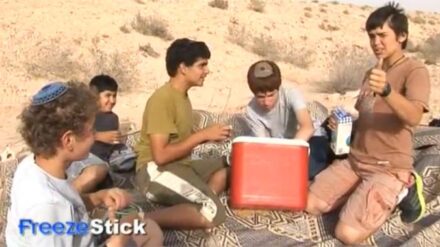 Gut gekühlt ist halb gewonnen: Die Schüler präsentieren ihre ausgezeichnete Erfindung eines Gefrierstabs.