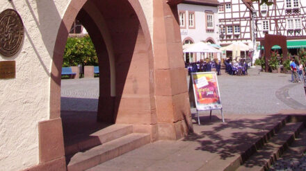 Vor dem Rathaus von Annweiler treten am 7. Juli Jazz-Künstler mit israelischen Wurzeln auf.