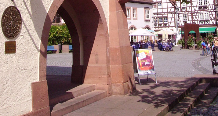 Vor dem Rathaus von Annweiler treten am 7. Juli Jazz-Künstler mit israelischen Wurzeln auf.