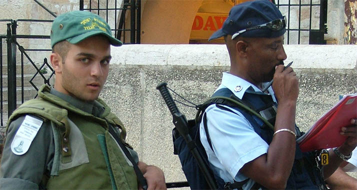 Tausende haben am Samstag in Tel Aviv für eine Ausweitung der Wehrpflicht auf Araber und orthodoxe Juden demonstriert