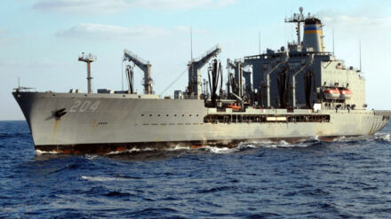 Das Versorgungschiff „USNS Rappahannock“ und die anderen US-Kriegsschiffe warnen vor mangelnder Distanz.