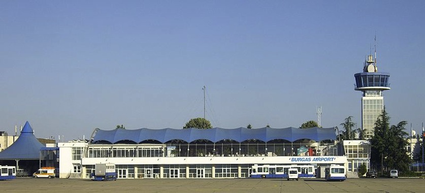 In einem Bus auf dem Flughafengelände in Burgas hat sich ein Selbstmordattentäter in die Luft gesprengt.