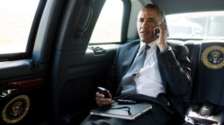US-Präsident Barack Obama telefoniert nach dem Amoklauf mit dem Bürgermeister von Aurora, Steve Hogan.