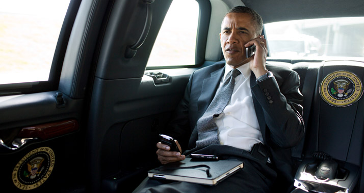 US-Präsident Barack Obama telefoniert nach dem Amoklauf mit dem Bürgermeister von Aurora, Steve Hogan.