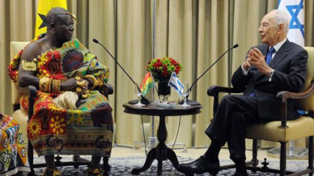 Farbenfroher Besuch: Der ghanaische König Tutu II. im Gespräch mit dem israelischen Staatspräsidenten Schimon Peres