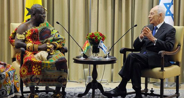 Farbenfroher Besuch: Der ghanaische König Tutu II. im Gespräch mit dem israelischen Staatspräsidenten Schimon Peres