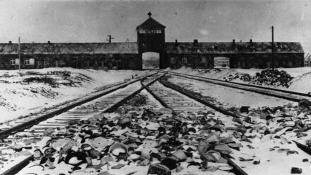 In dem ehemaligen Vernichtungslager Auschwitz fanden rund 1,5 Millionen Menschen den Tod. Die Stätte wurde nun von einem Vertreter der Autonomiebehörde besucht.