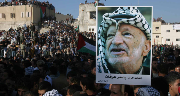 Trauerfeier für Arafat: Acht Jahre später erhebt die Witwe Anklage wegen Mordes.