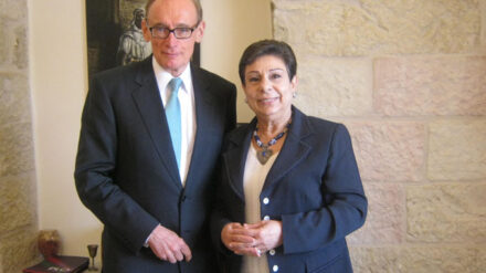 Hanan Aschrawi (r.) hat den australischen Außenminister Bob Carr um Unterstützung gebeten.