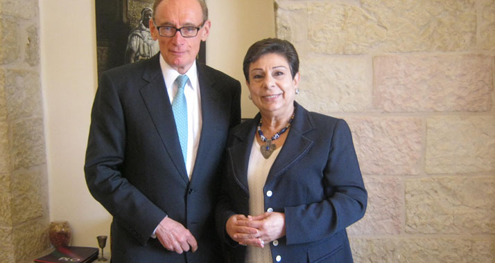 Hanan Aschrawi (r.) hat den australischen Außenminister Bob Carr um Unterstützung gebeten.