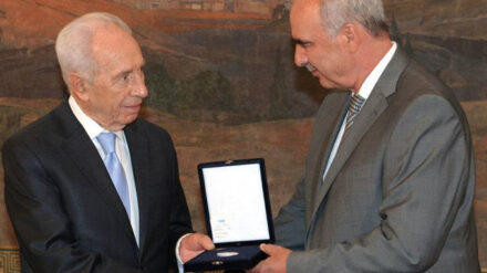 Schimon Peres nimmt die Goldmedaille aus den Händen von Parlamentspräsident Evangelos Meimarakis (r.) entgegen.