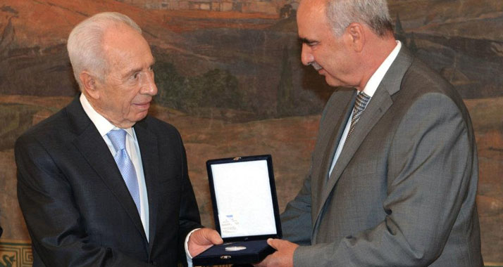 Schimon Peres nimmt die Goldmedaille aus den Händen von Parlamentspräsident Evangelos Meimarakis (r.) entgegen.