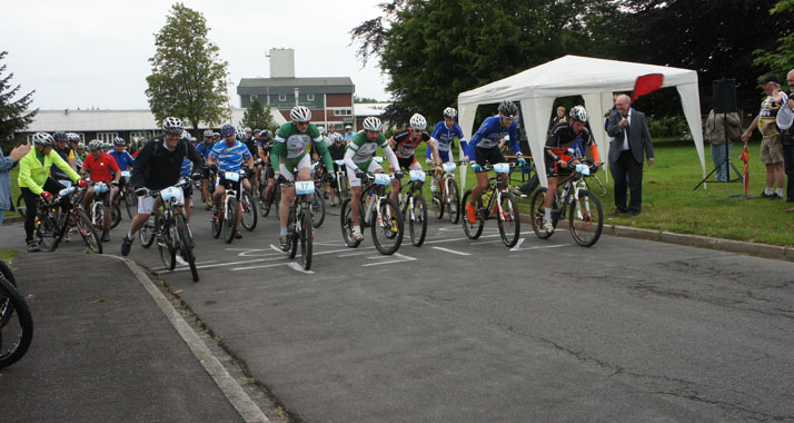 Trotz "grünen" Widerstandes am Start: die Benefizfahrer für krebskranke Kinder
