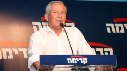 Avi Dichter, hier noch am Kadima-Rednerpult, verlässt die Oppositionpartei, um Heimatschutzminister zu werden.