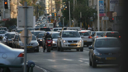 Überfüllte Straßen in Tel Aviv sind kein seltenes Phänomen. Deshalb soll der öffentliche Nahverkehr gestärkt werden.