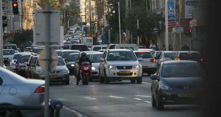 Überfüllte Straßen in Tel Aviv sind kein seltenes Phänomen. Deshalb soll der öffentliche Nahverkehr gestärkt werden.