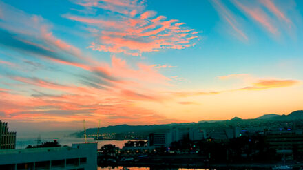 Israelis und Jordanier nutzen gemeinsam die Sonne über Eilat.