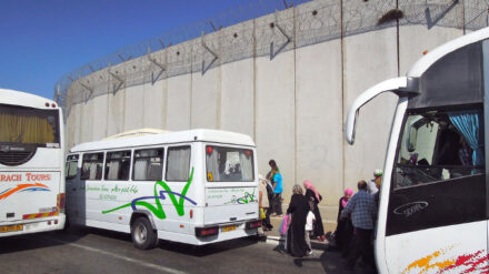 Palästinenser gelangen mit Bussen unerkannt nach Israel – trotz Sperranlage.