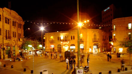 Auf dem Jerusalemer Zionsplatz haben Jugendliche einen Araber bis zur Bewusstlosigkeit verprügelt.