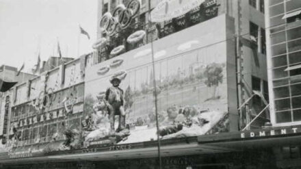 Dekoration in Melbourne anlässlich Olympia 1956. Star der Spiele: Agnes Keleti.