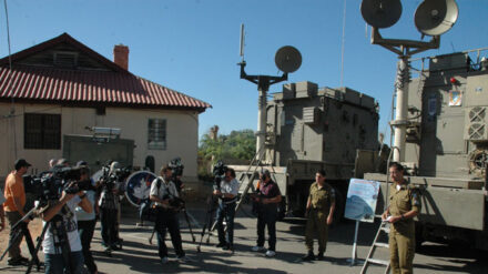 Bereits im Jahr 2010 informierte das israelische Armee die Medien über eine geplante SMS-Warnaktion.