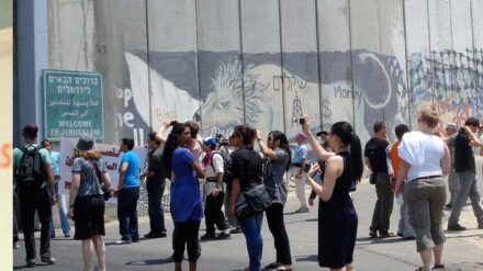 Internationale Aktivisten der Kampagne "Willkommen in Palästina" protestieren vor der Schutzanlage, die Israel in Teilen des Westjordanlandes errichtet hat. (Archivbild)