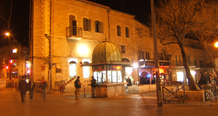 Neun Jugendliche müssen sich nach einem Angriff gegen einen Araber auf dem Zionsplatz vor Gericht verantworten.