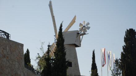 Die Flügel der Jerusalemer Windmühle drehen sich seit Dienstag wieder.