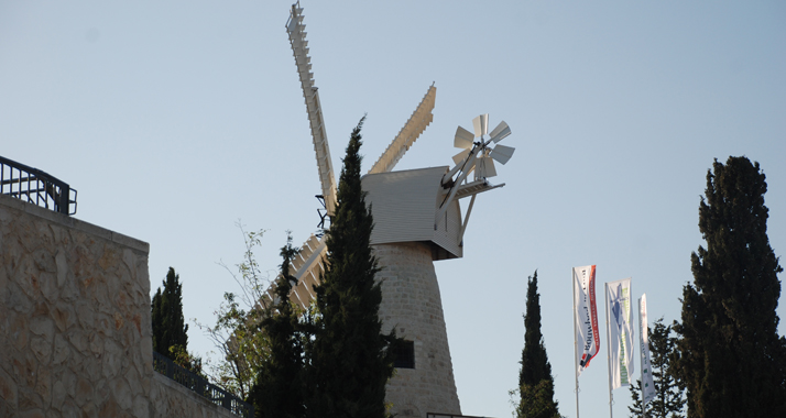 Die Flügel der Jerusalemer Windmühle drehen sich seit Dienstag wieder.