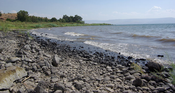 Der See Genezareth ist in den Sommermonaten wieder deutlich gesunken.