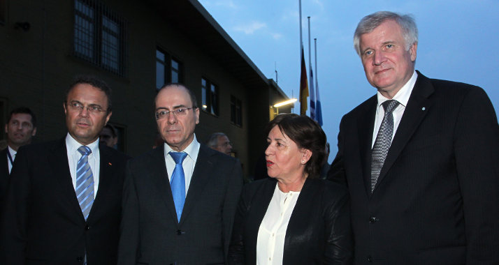 Gemeinsam erinnern: Innenminister Hans-Peter Friedrich, Israels Vize-Premierminister Silvan Schalom, die Journalistin Ankie Spitzer sowie Bayerns Ministerpräsident Horst Seehofer kamen gestern zu Ehren der Opfer zusammen.