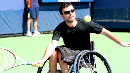 Schlag um Schlag zur Medaille: Noam Gershony (Bild) gewann zusammen mit Schraga Weinberg Bronze im Rollstuhltennis-Doppel.