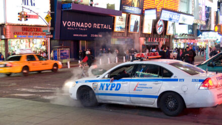 Die Polizeiautos mit der Aufschrift "NYPD" prägen das Stadtbild von New York. Nun ist ein Verbindungsmann in Israel stationiert.