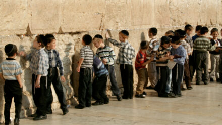 Kinder an der Jerusalemer Klagemauer