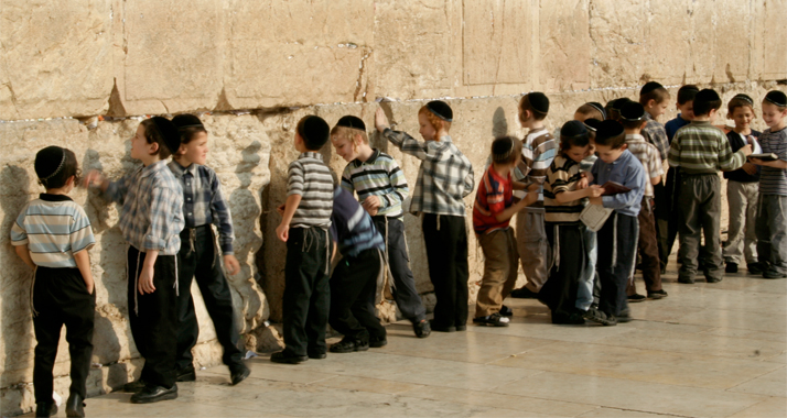 Kinder an der Jerusalemer Klagemauer