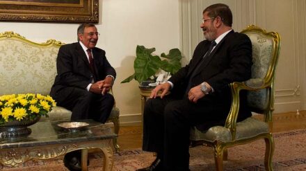Ägypten will seine Außenbeziehungen neu gestalten. Im Bild: Präsident Mursi mit dem US-amerikanischen Verteidigungsminister Leon Panetta (l.) in Kairo.