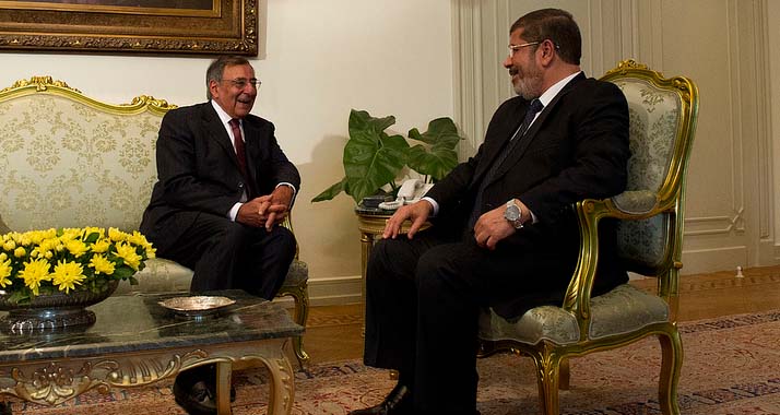 Ägypten will seine Außenbeziehungen neu gestalten. Im Bild: Präsident Mursi mit dem US-amerikanischen Verteidigungsminister Leon Panetta (l.) in Kairo.