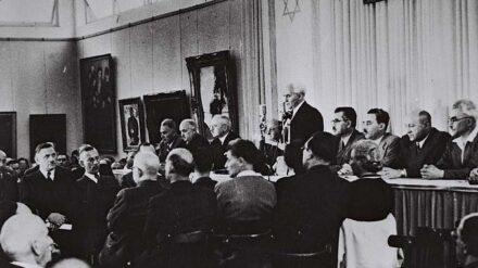 Vor und nach der Gründung Israels wurden Hunderttausende Juden aus muslimischen Ländern vertrieben. (Im Bild: David Ben-Gurion verliest die israelische Unabhängigkeitserklärung)