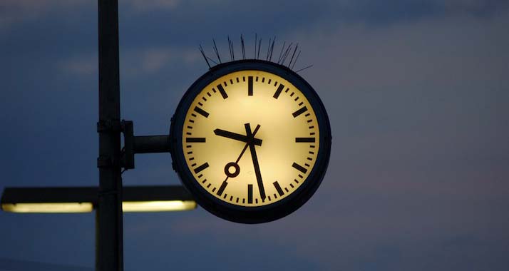 Die frühe Zeitumstellung im September ist in Israel heftig umstritten.
