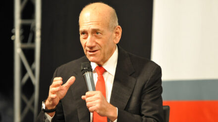 Der frühere israelische Premierminister Ehud Olmert wurde zu einer Geldstrafe und einem Jahr Gefängnis auf Bewährung verurteilt.