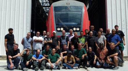 Das deutsch-israelische Team vor der Werkstatt in Dimona