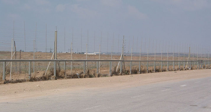Entlang eines Teils des Grenzzauns zum Gazastreifen haben Palästinenser und Israelis Kabel für eine Highspeed-Internetverbindung verlegt.