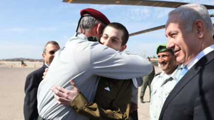 Schalit nach der Freilassung mit dem Generalstabschef – die Armee bilanziert das Verhalten der ehemaligen Häftlinge.